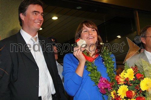 dr. Milan Zver, minister za šolstvo in šport in Sara Isakovič, dobitnica srebrne olimpijske medalje v plavanju
