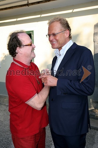 Tomaž Domicelj, pevec in Janez Škrabec, direktor podjetja Riko d.o.o