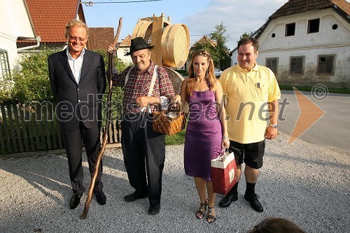 Janez Škrabec, direktor podjetja Riko d.o.o, Ribničan, Erika Žnidaršič, televizijska voditeljica in Dušan Merhar, poštar Joško v oddaji Piramida