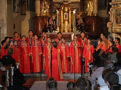 Zbor University of the East Chorale (Manila, Filipini)