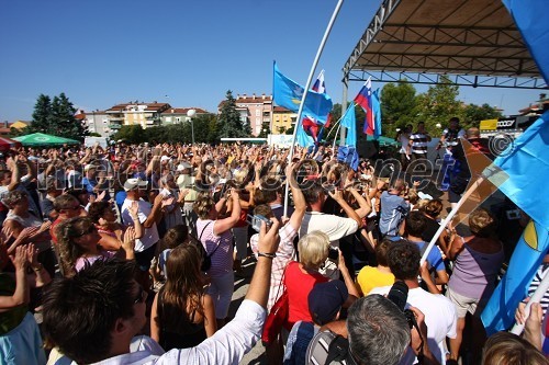 Množica občudovalcev in Vasilij Žbogar, olimpijski jadralec, na odru