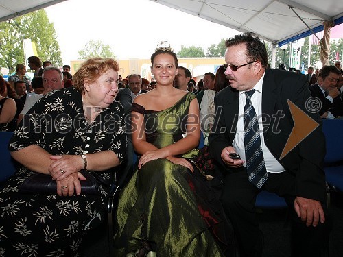 Maria Pozsonec, poslanka madžarske narodne skupnosti, Svetlana Širec, Vinska kraljica Slovenije 2008 in Štefan Pavlinjek, predsednik upravnega odbora Obrtne zbornice Slovenije