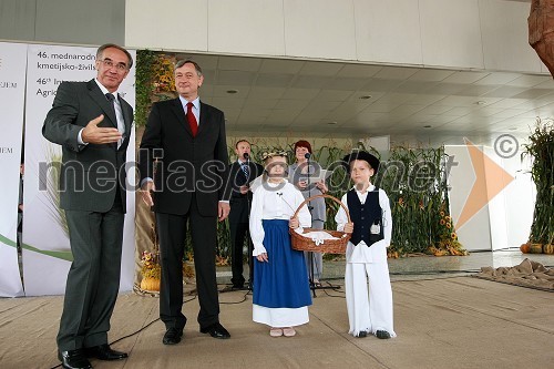 Janez Erjavec, direktor Pomurskega sejma, dr. Danilo Türk, predsednik Republike Slovenije in otroški kmečki par