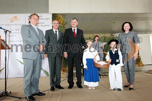 Iztok Jarc, minister za kmetijstvo, gozdarstvo in prehrano RS, Janez Erjavec, direktor Pomurskega sejma, dr. Danilo Türk, predsednik Republike Slovenije, otroški kmečki par in Barbara Miklič Türk, soproga Danila Türka, predsednika Republike Slovenije