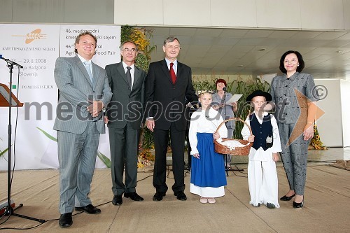 Iztok Jarc, minister za kmetijstvo, gozdarstvo in prehrano RS, Janez Erjavec, direktor Pomurskega sejma, dr. Danilo Türk, predsednik Republike Slovenije, otroški kmečki par in Barbara Miklič Türk, soproga Danila Türka, predsednika Republike Slovenije