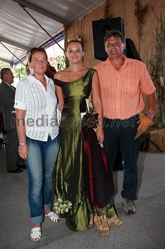 Svetlana Širec, Vinska kraljica Slovenije 2008 z mamo Silvo in očetom Marjanom