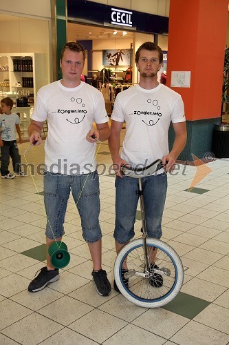 Žongler in Jure Krempl, monociklist  	 
	