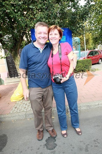 Marjan Dora, urednik radia Murski val in žena Milena Dora, novinarka za Nedeljski dnevnik
 
