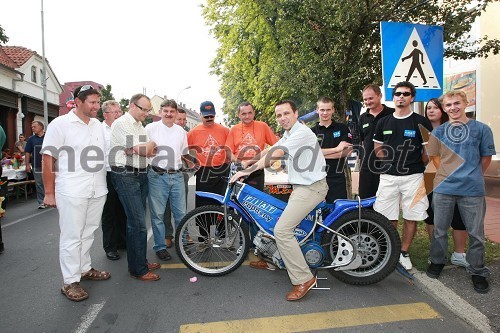 Člani Speedway Team Lendava, Radovan Žerjav, minister za promet RS in Darko Krajnc, predsednik SMS (na motorju)
