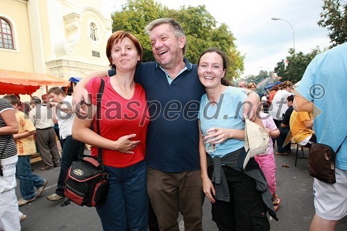 Marjan Dora, urednik radia Murski val, žena Milena Dora, novinarka za Nedeljski dnevnik in Martina Lovrčič