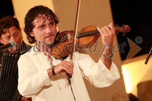 Mišo Kontrec, vokal in violina v skupini Langa
