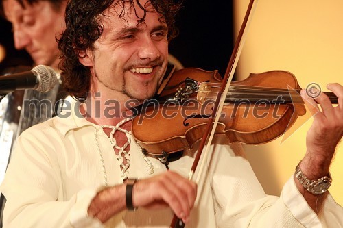 Mišo Kontrec, vokal in violina v skupini Langa