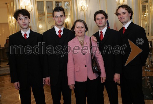 Godalni kvartet Feguš z mamo Vero, z leve: Simon, Jernej, mama Vera, Filip in Andrej