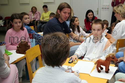 Veslač Luka Špik med otroci