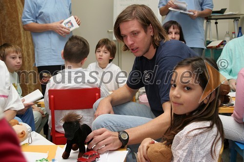 Veslač Luka Špik med otroci