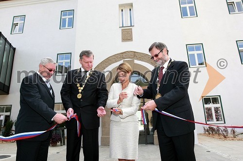 Jožef Merkuš, župan občine Hoče-Slivnica,  prof. dr. Jernej Turk, dekan Fakultete za kmetijstvo in biosistemske vede UM, Mojca Kucler Dolinar, ministrica za visoko šolstvo, znanost in tehnologijo in prof. dr. Ivan Rozman, rektor Univerze v Mariboru  	 
	