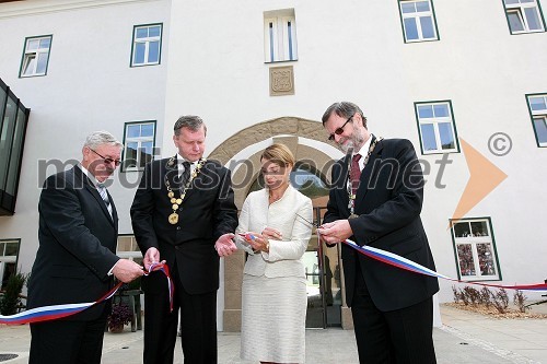 Jožef Merkuš, župan občine Hoče-Slivnica,  prof. dr. Jernej Turk, dekan Fakultete za kmetijstvo in biosistemske vede UM, Mojca Kucler Dolinar, ministrica za visoko šolstvo, znanost in tehnologijo in prof. dr. Ivan Rozman, rektor Univerze v Mariboru  	