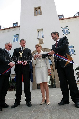 Jožef Merkuš, župan občine Hoče-Slivnica,  prof. dr. Jernej Turk, dekan Fakultete za kmetijstvo in biosistemske vede UM, Mojca Kucler Dolinar, ministrica za visoko šolstvo, znanost in tehnologijo in prof. dr. Ivan Rozman, rektor Univerze v Mariboru  	 
	