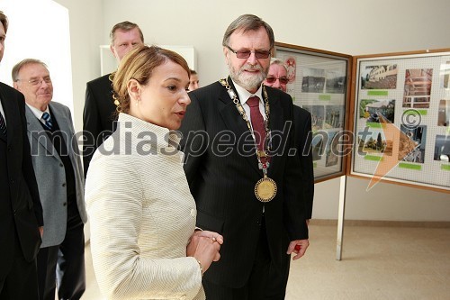 Mojca Kucler Dolinar, ministrica za visoko šolstvo, znanost in tehnologijo in prof. dr. Ivan Rozman, rektor Univerze v Mariboru  	 
	