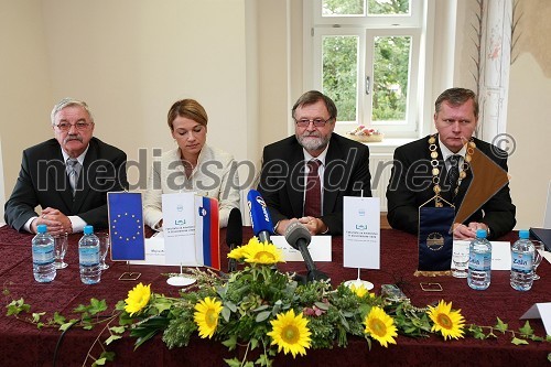 Jožef Merkuš, župan občine Hoče-Slivnica, Mojca Kucler Dolinar, ministrica za visoko šolstvo, znanost, tehnologijo in prof. dr. Ivan Rozman, rektor Univerze v Mariboru in prof. dr. Jernej Turk, dekan Fakultete za kmetijstvo in biosistemske vede UM	