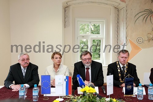 Jožef Merkuš, župan občine Hoče-Slivnica, Mojca Kucler Dolinar, ministrica za visoko šolstvo, znanost, tehnologijo in prof. dr. Ivan Rozman, rektor Univerze v Mariboru in prof. dr. Jernej Turk, dekan Fakultete za kmetijstvo in biosistemske vede UM	
	