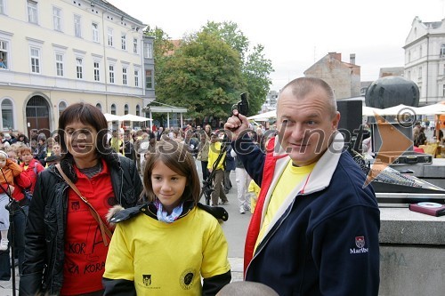 Andreja Kračun, podpredsednica združenja SILA in glavna organizatorka akcije Koraki za korakce, ... in Franc Kangler, župan Maribora