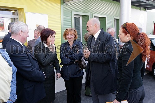 ..., ..., ...., dr. Draško Veselinovič, predsednik uprave Deželne banke Slovenije d.d. in Saša Vidmar, vodja Službe marketinga in komuniciranja Deželne banke Slovenije d. d