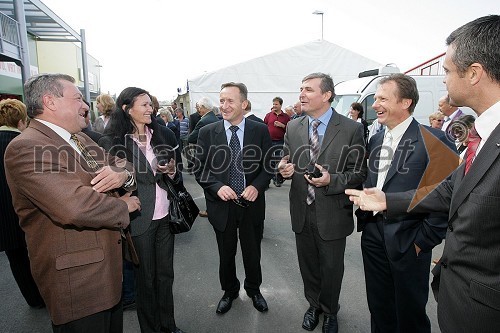 ..., ..., Peter Vrisk, predsednik Zadružne zveze Slovenije z. o. o, Gojko Mladenović, Inštitut za poljedeljstvo in zelenjadarstvo Novi Sad, ... in Mag. Štefan Belingar, član uprave Deželne banke Slovenije d.d.