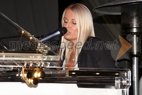 Lucienne Lončina, pianistka in pevka