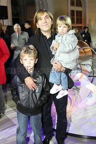 Stevo Pavlovič, frizer z hčer in sinom