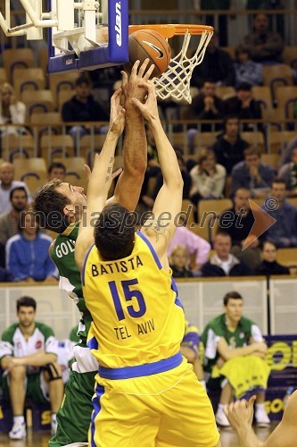 Boj pod košem (Golubović, Union Olimpija (center) in Batista (center))