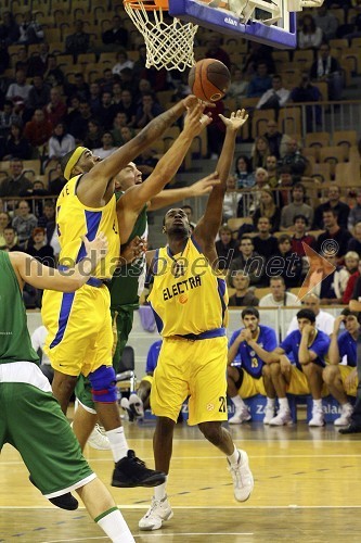 Košarkaška tekma Union Olimpija – Maccabi, boj pod košem (White, Maccabi, Milič, Olimpija in Fisher, Maccabi)