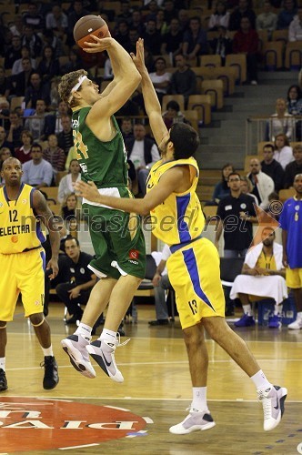 Miha Zupan, Union Olimpija (center) in Omri Casspi, Maccabi