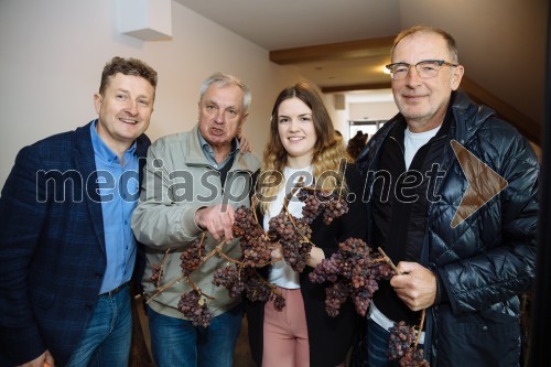 5. Tradicionalna Smolčkova trgatev naravno sušenega grozdja za vino Steyer