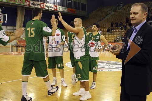 Veselje košarkarjev Union Olimpije ob zmagi, skrajno desno Dušan Mitič, predsednik Union Olimpije