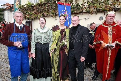 Mag. Tone Zafošnik, mestni viničar, Anja Jamšek, nova mariborska vinska kraljica za obdobje 2008-2010, Svetlana Širec, Vinska kraljica Slovenije 2008, Franc kangler, mariborski župan in Janez Colnar, Cvičkov kralj