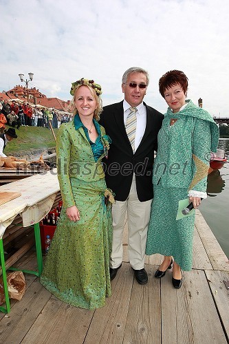 Majda Dreisiebner, nekdanja mariborska vinska kraljica, Darko Golob, predsednik veslaškega kluba Dravske elektrarne Maribor in Irena Polak Fištravec, povezovalka prireditve