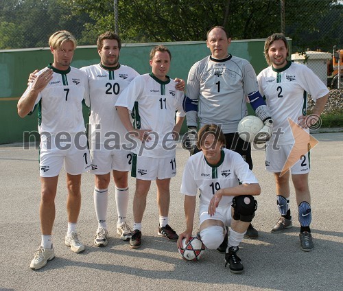 Nogometna ekipa glasbenikov: Raf Zupanc, Nudeovca Boštjan Dermol in Gašper Marolt, menedžer in organizator Jani Jerant, Smiljan Kreže in Teodor Amanovič (skupina Nude)