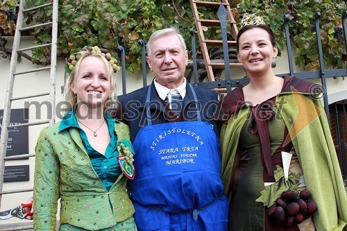 Majda Dreisiebner, mariborska vinska kraljica, mag. Tone Zafošnik, mestni viničar in Svetlana Širec, Vinska kraljica Slovenije 2008