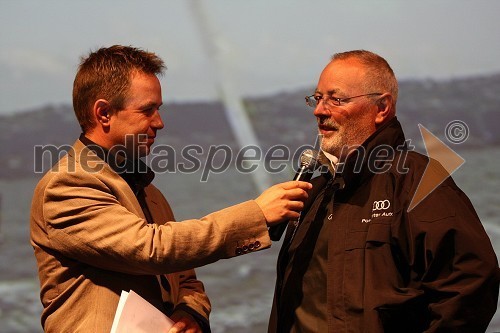 Dejan Jelačin, novinar TV Koper in Viktor Topolšek, direktor Porsche Koper