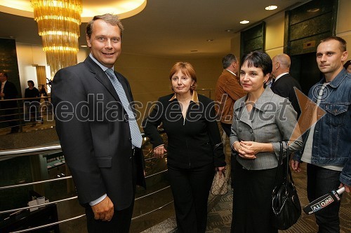 Dr. Andrej Vizjak, direktor A.T. Kearney, Tatjana Fink, glavna direktorica podjetja Trimo d.d. in Vida Petrovčič, novinarka na RTV Slovenija