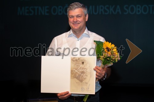 Roman Činč, ravnatelj Gimnazije Murska Sobota, ki je prejel v imenu Gimnazije zahvalno listino.