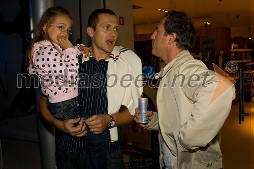 Jure Košir, lastnik trgovine Forma F+ in nekdanji alpski smučar s hčerko Aniko in Vili Resnik, pevec