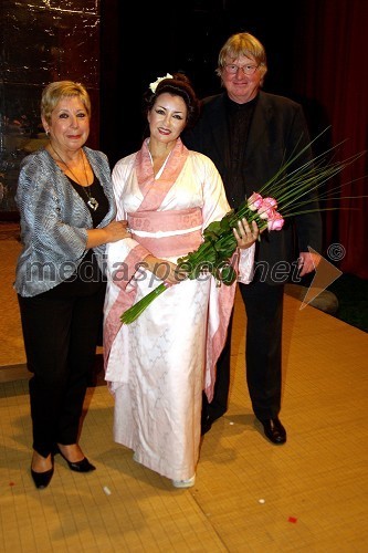 Lovrenc Blaž Arnič, predstavnik Ministrstva za kulturo in njegova žena Zlatomira Nikolova, mezzosopranistka in Olga Romanko, v vlogi Madame Butterfly (v sredini)