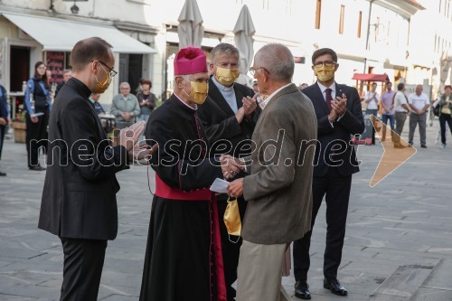 Župan MO Kranj ob zlati maši prelatu Stanislavu Zidarju podaril plaketo občine