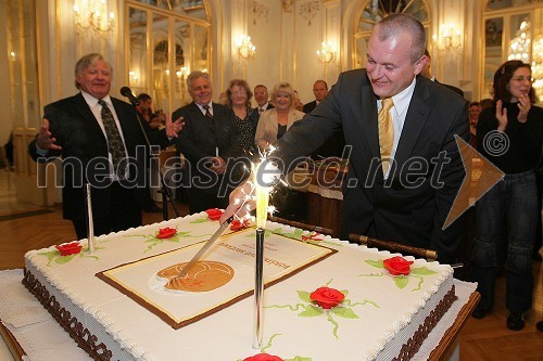 Franc Kangler, župan Maribora ob rezanju torte