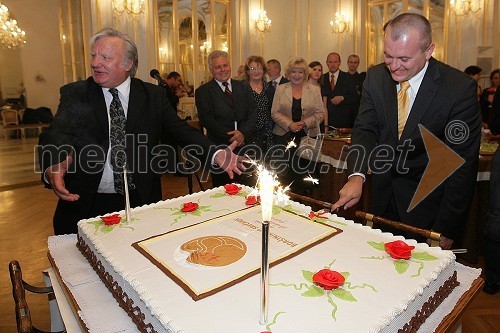 Tone Partljič, pisatelj in predsednik Sveta Borštnikovega srečanja ter Franc Kangler, župan Maribora ob rezanju torte