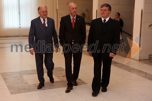 ..., Janez Ujčič, generalni direktor RTS in mestni svetnik MOM ter prejemnik mestnega pečata in Stanislav Lipovšek, glavni župnik stolnice