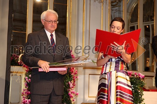 Drago Hausmeister, prejemnik mestnega pečata in Simona Kopinšek, novinarka in povezovalka programa