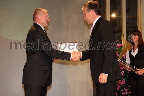 Franc Kangler, župan Maribora in Stipan Mudražija, predsednik društva gradbenih inženirjev in tehnikov in prejemnik mestnega pečata